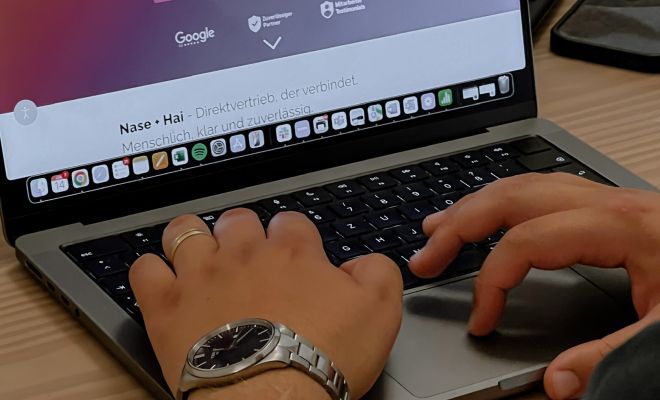 Nase + Hai Vertriebsagentur - Jared Hentschel am Auto