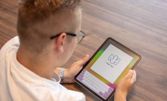 Nase + Hai Vertriebsagentur - Jared Hentschel am Tablet