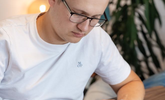 Nase + Hai Vertriebsagentur - Jared am Tablet