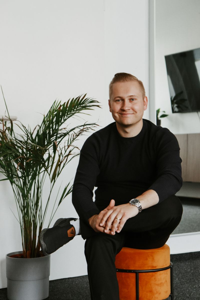 Nase + Hai Vertriebsagentur - Jared im Büro