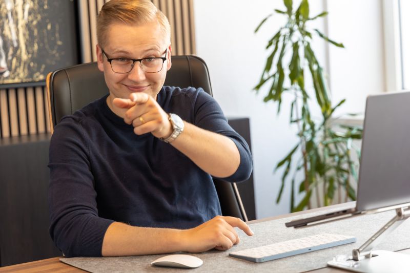 Nase + Hai Vertriebsagentur - Jared im Büro