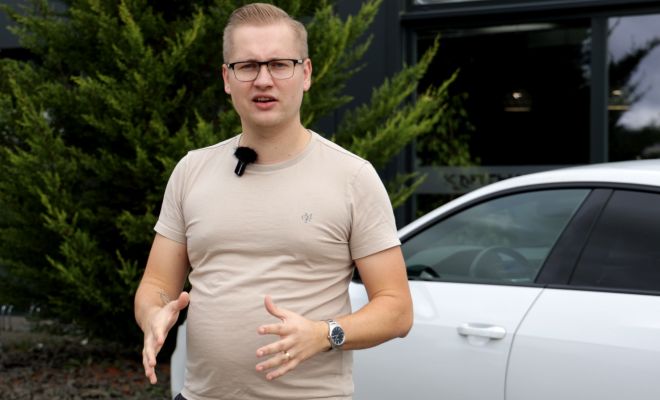 Nase + Hai Vertriebsagentur - Jared Hentschel am Auto